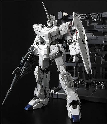 MG 1/100 Unicorn Gundam HD Color + Cage